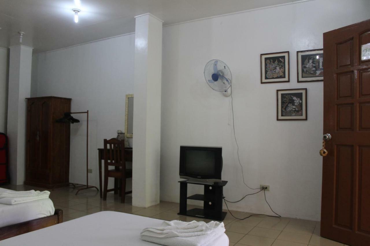 Coron Town Traveller'S Dormitory Exterior photo