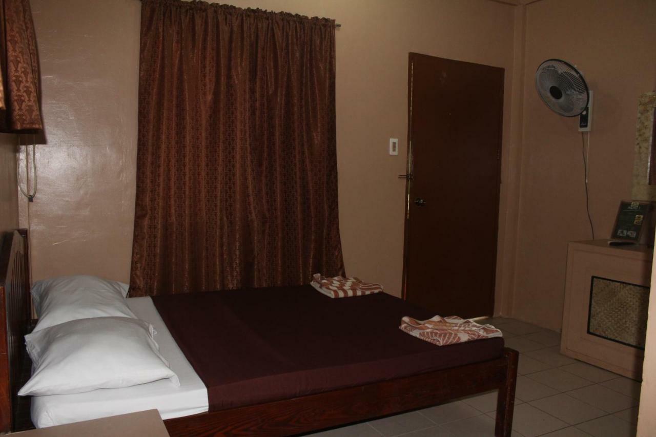 Coron Town Traveller'S Dormitory Exterior photo